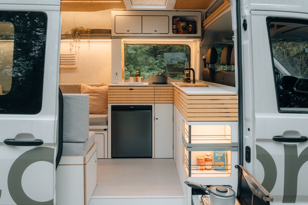 Camper Ausbau Schweiz – Innenraum eines VW Crafter mit Küche und Sitzbank